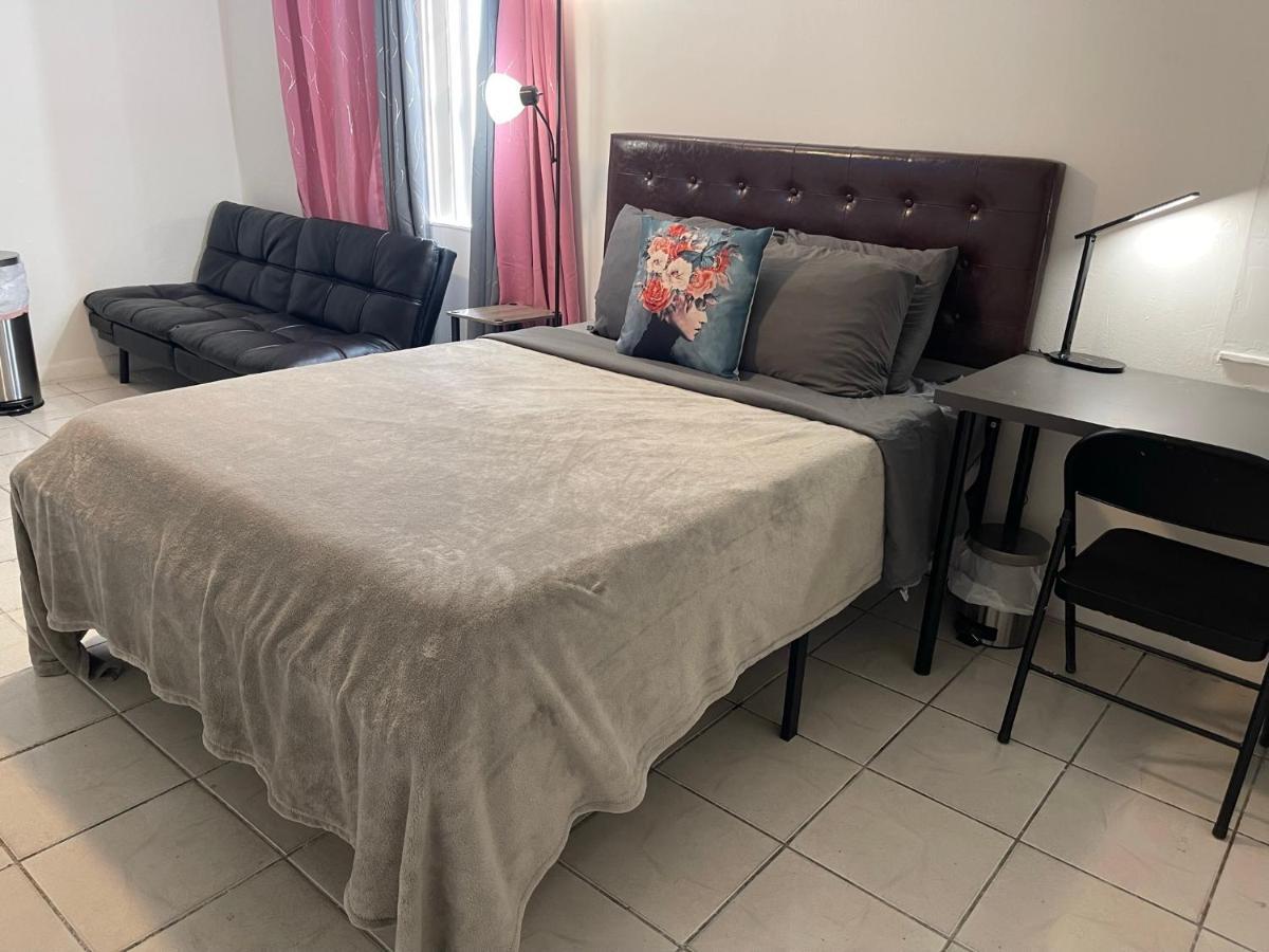 Homestay Value Inside Miami, Near Airport, Beach, Center & Metro *