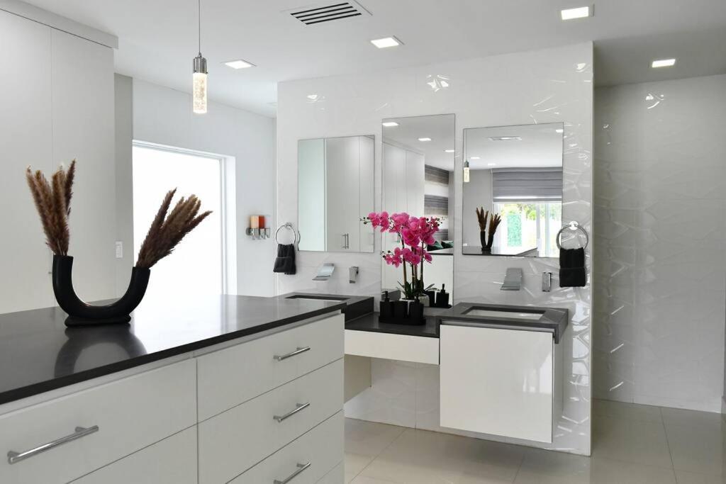 Holiday home Luxurious With Bbq, Hot Tub, Heated Pool & Wifi - L36 Miami