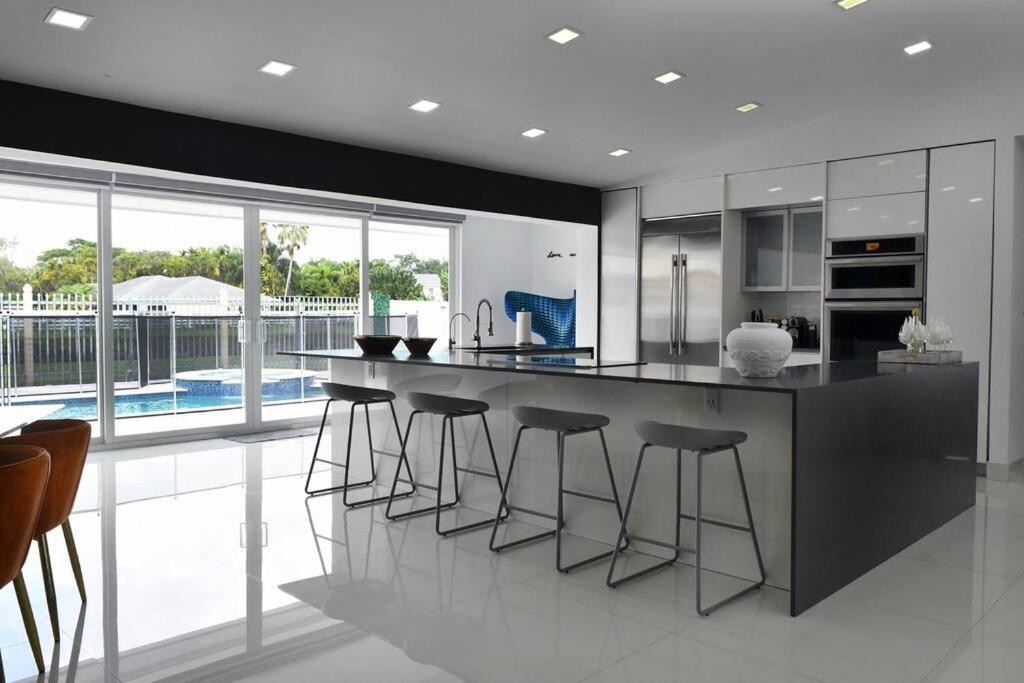 Luxurious With Bbq, Hot Tub, Heated Pool & Wifi - L36 Holiday home Miami