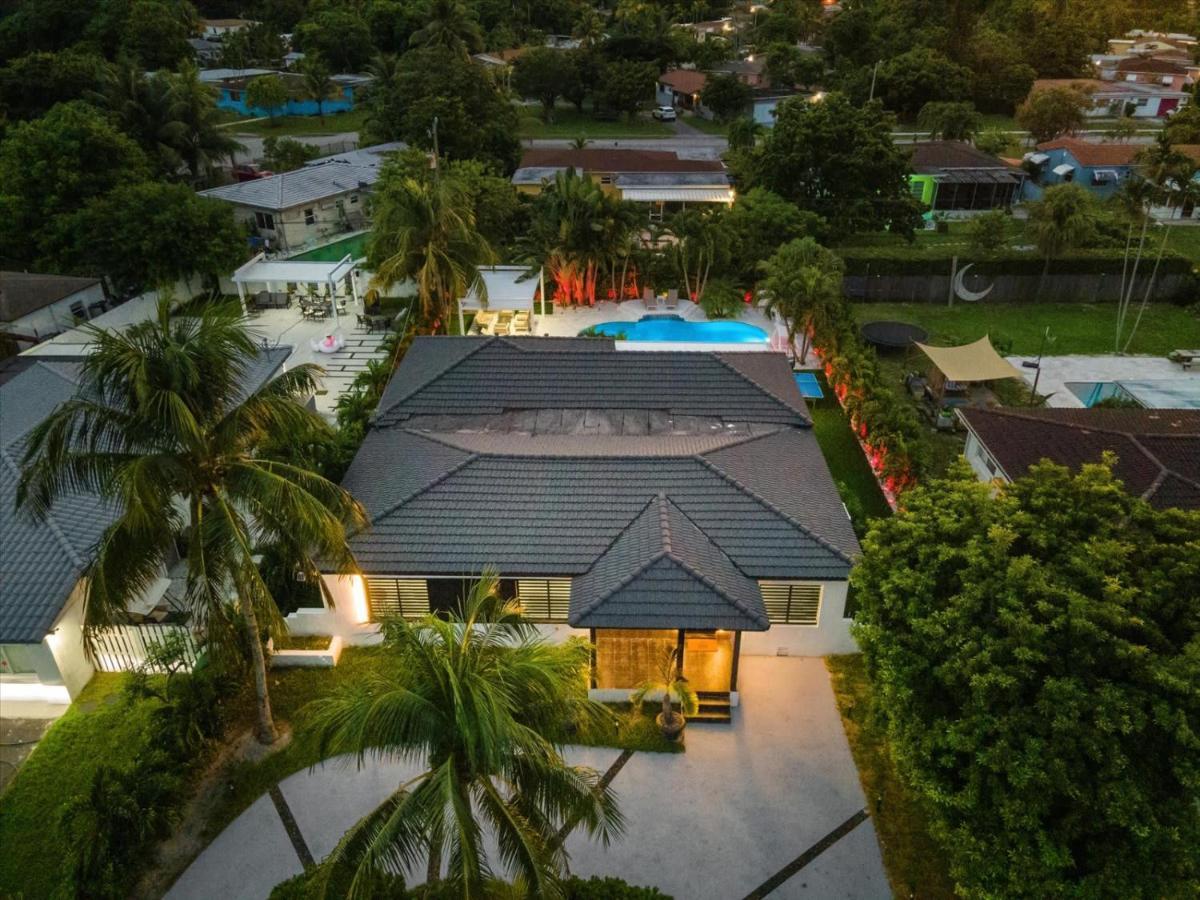 Holiday home Villalee-jungle Palm Island White Marble Pool Area
