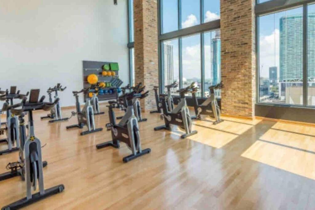 Apartment Downtown 2 Br-sleeps 6- 1-kingbed, Sofabed *