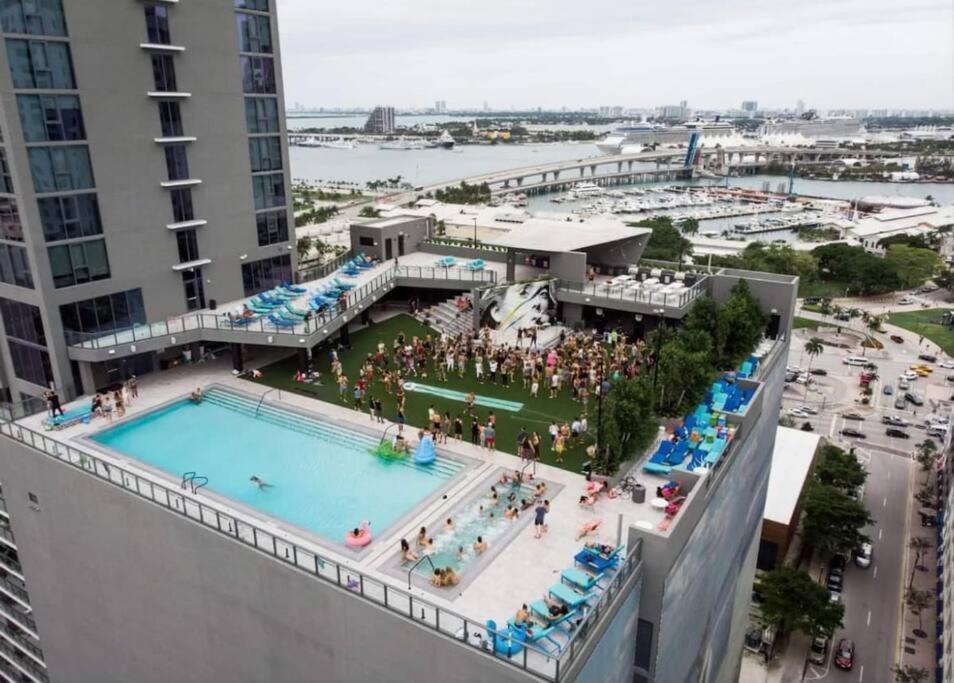 Ocean View With Balcony, Kitchen, Gym, Restaurants And Rooftop Pool Apartment Miami