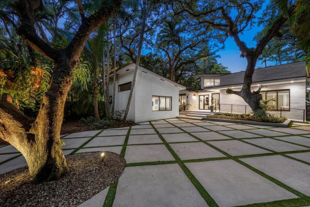 Coconut Grove With Heated Pool Sleeps 12 Holiday home