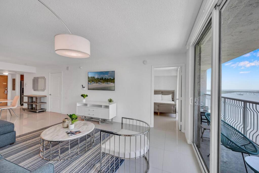 Luxurious Private Unit With Parking Apartment *