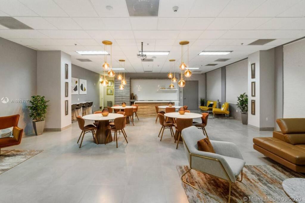 Apartment Luxurious Private Unit With Parking *