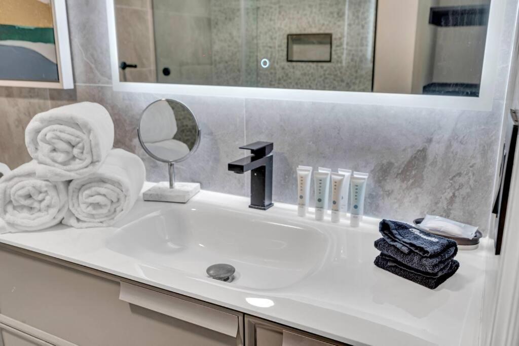 Luxurious Private Unit With Parking * Miami