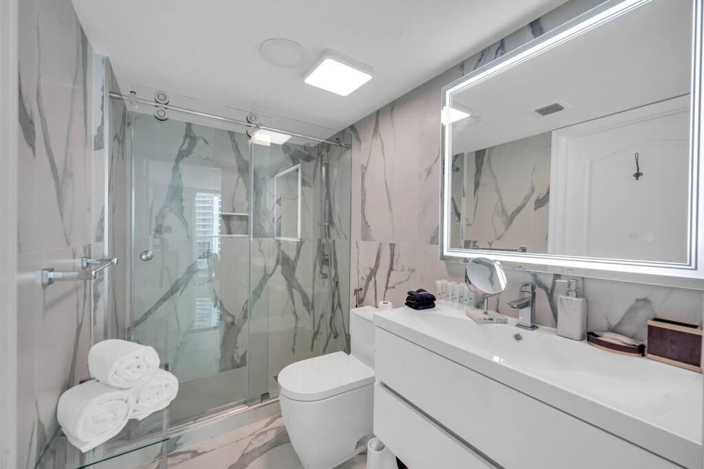 Luxurious Private Unit With Parking Apartment