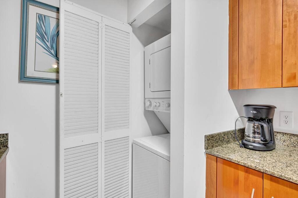 Luxurious Private Unit With Parking Apartment *