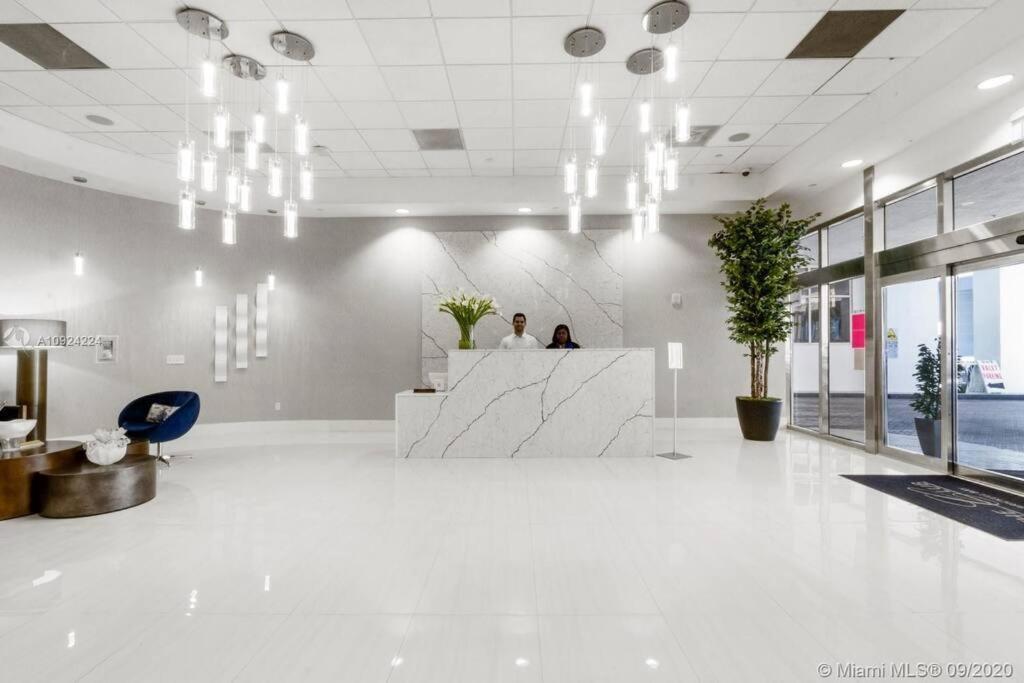 Luxurious Private Unit With Parking * Miami