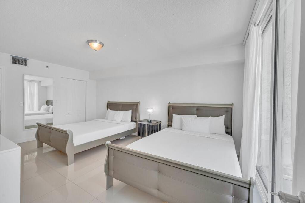 Luxurious Private Unit With Parking *