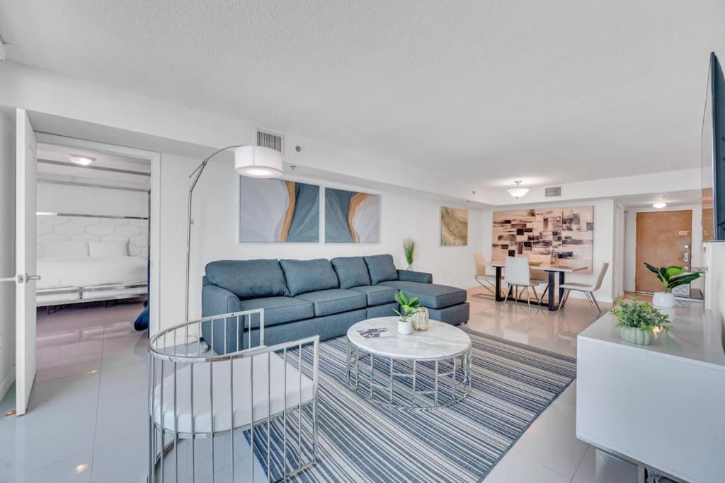 Luxurious Private Unit With Parking Apartment *