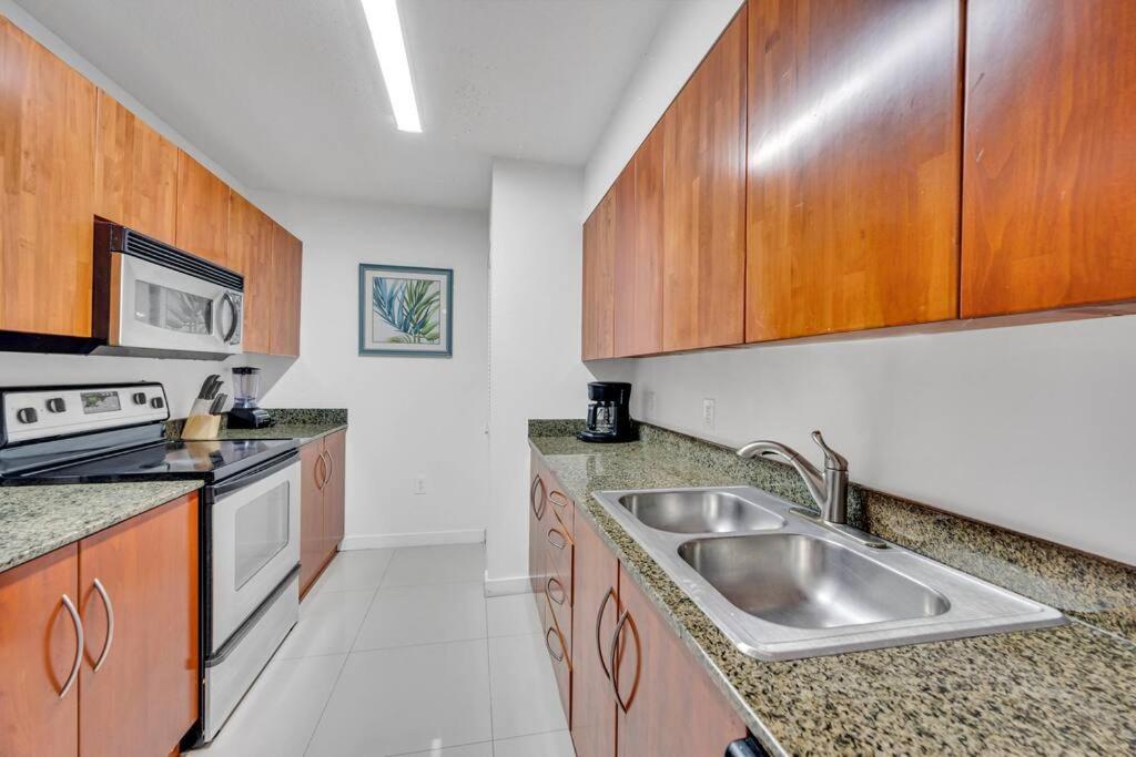 Luxurious Private Unit With Parking Apartment *