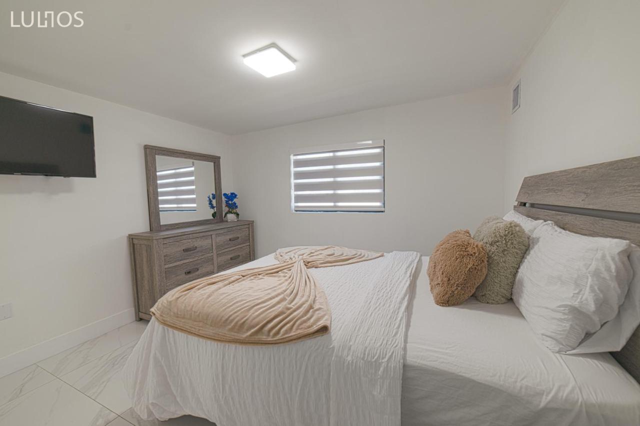 Modern 6 Bedroom With Pool And Bbq In L34 Holiday home Miami