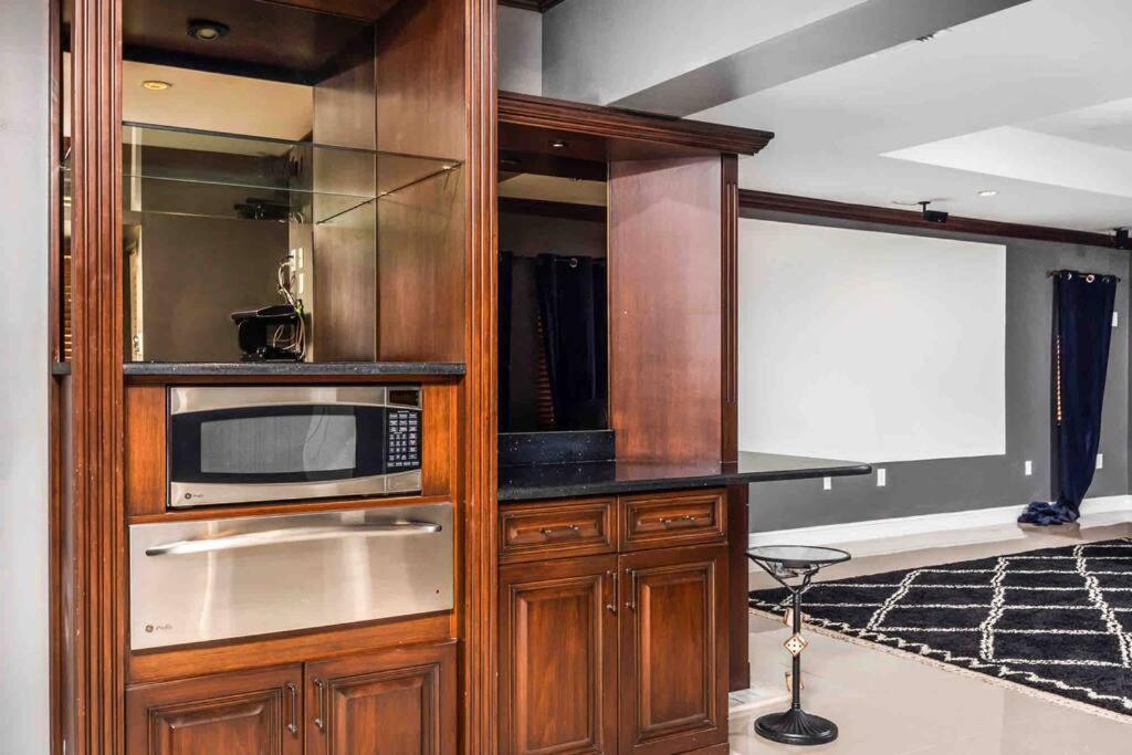 Sleeps 18 In Shores With Movie Theater / Pool / Jacuzzi Miami