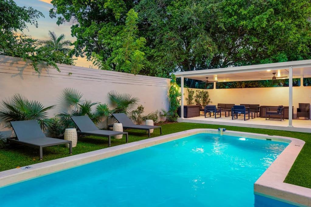 Beautiful With Heated Pool Must Seen! Holiday home