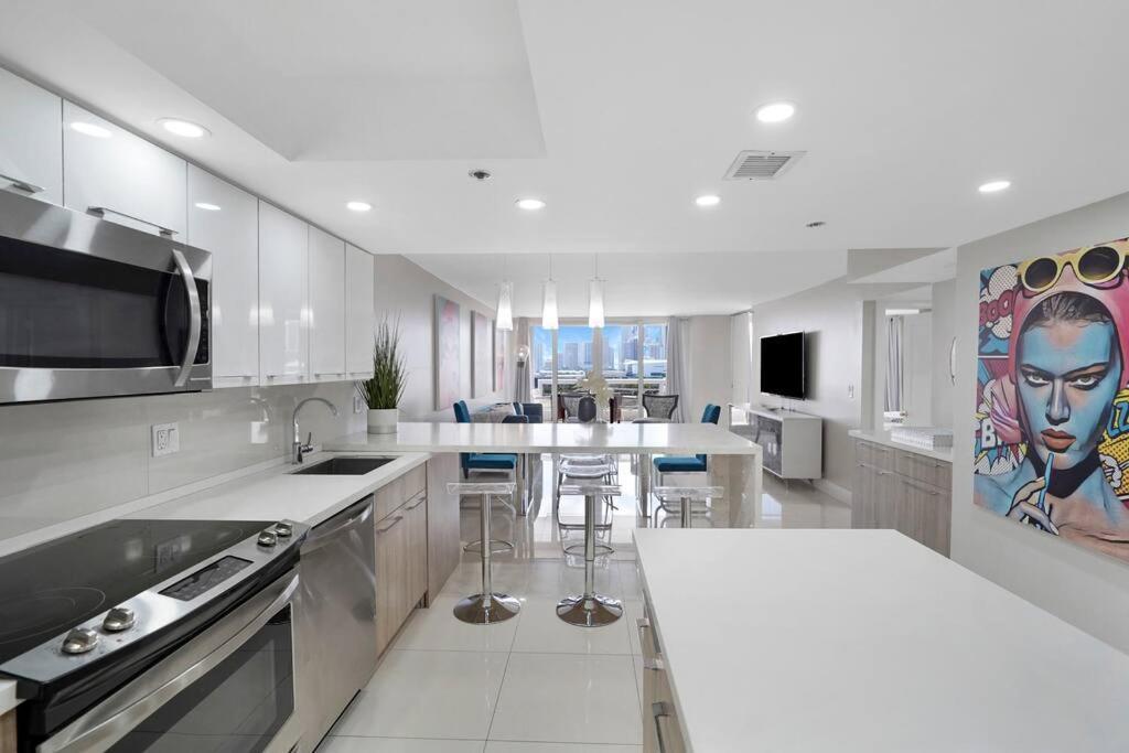 The Marilyn! Renovated And Amazing Skyline Views! Apartment *