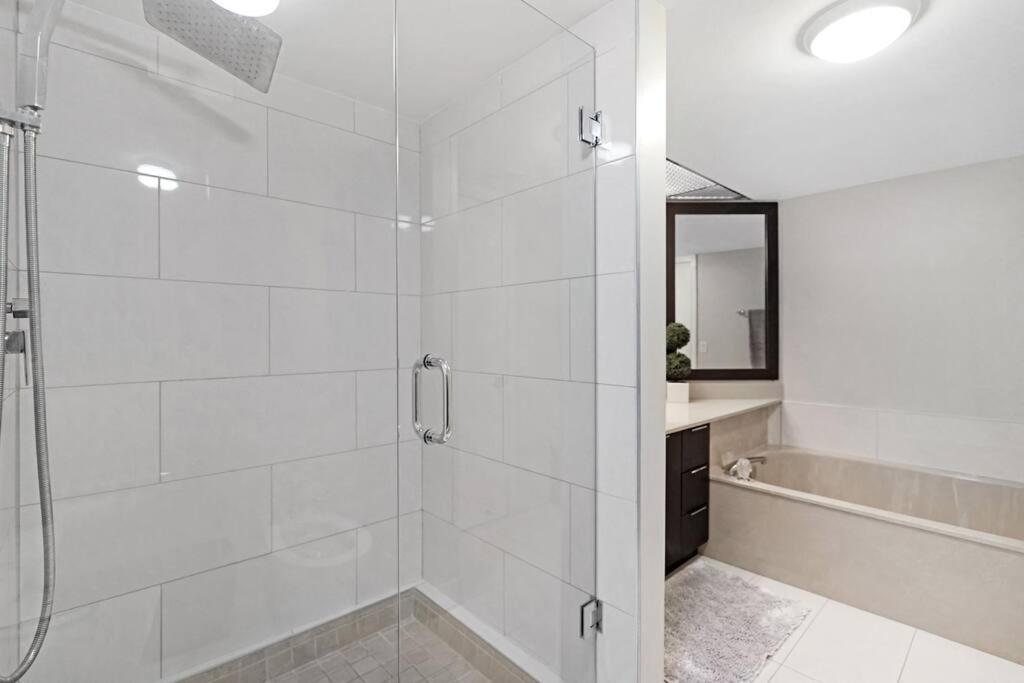 Champagne & Ice! Water Views, 2 Private Balconies! Apartment Miami