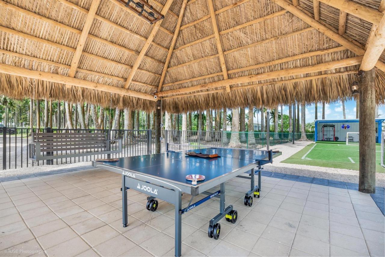 Island Paradise - Pickleball, Football, Pool Bliss L61 Holiday home