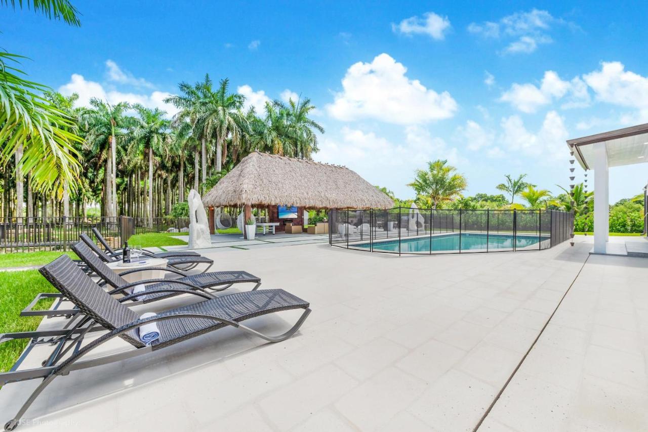 Island Paradise - Pickleball, Football, Pool Bliss L61 Holiday home