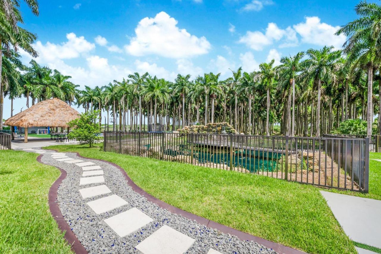 Holiday home Island Paradise - Pickleball, Football, Pool Bliss L61