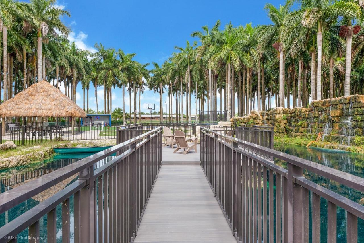 Island Paradise - Pickleball, Football, Pool Bliss L61 Holiday home