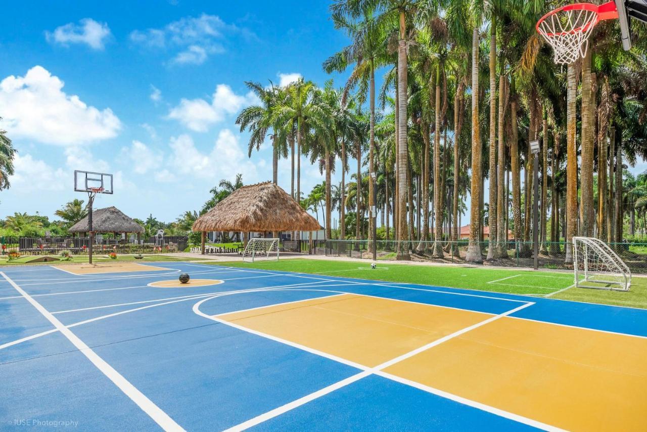 Island Paradise - Pickleball, Football, Pool Bliss L61 Miami