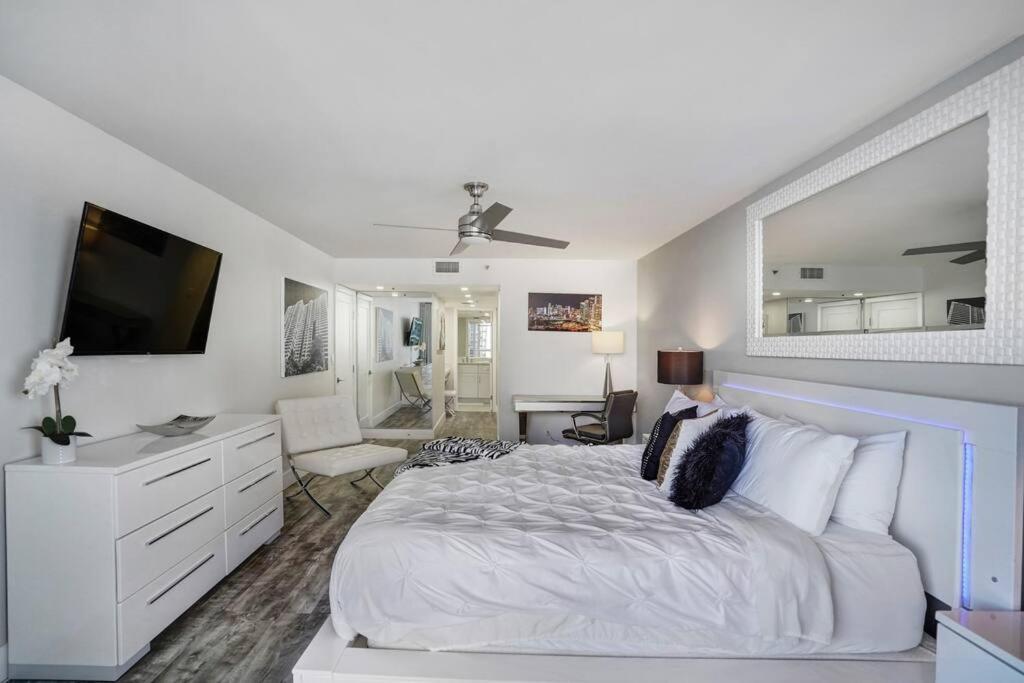 Vice! Totally Renovated, Water & Park Views! Apartment Miami