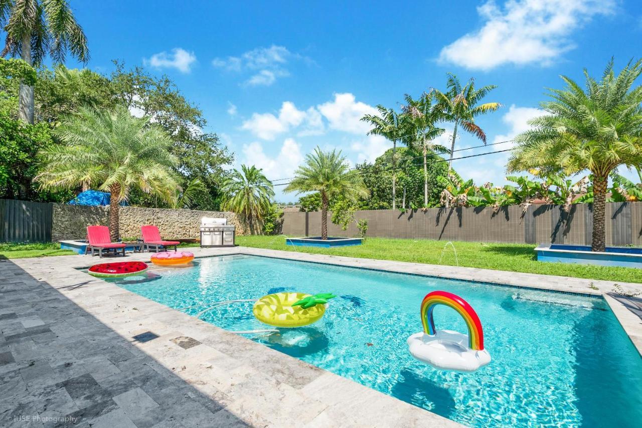 The Palms/ Big Pool/ Foosball/ Pool Table * Miami