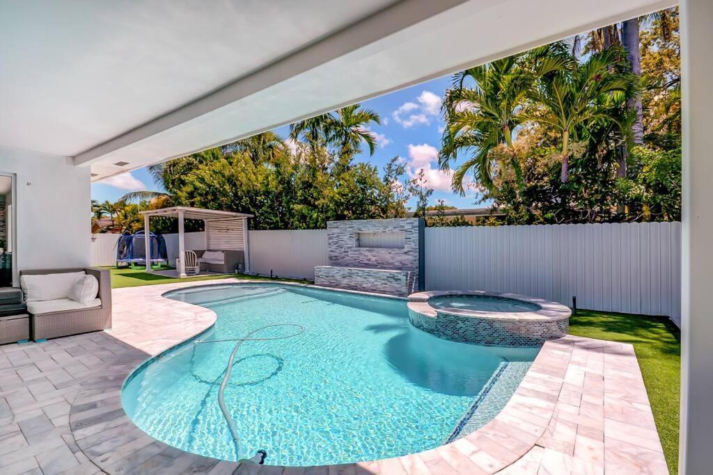 Luxury House W Heated Pool & Jacuzzi