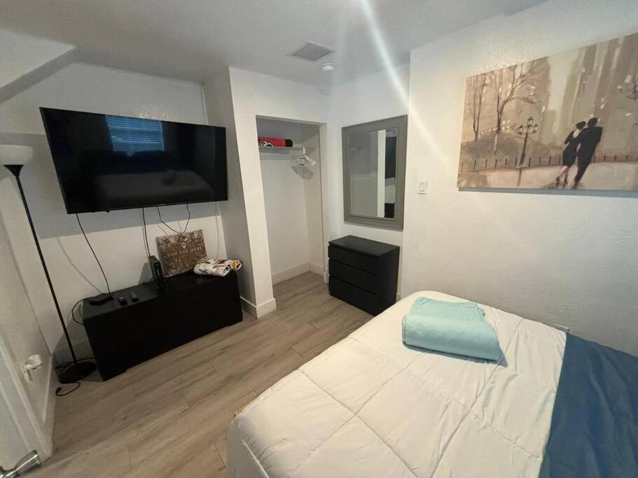 Quiet & Centrally Located House - Private Parking, Laundry And Storage For Luggage *