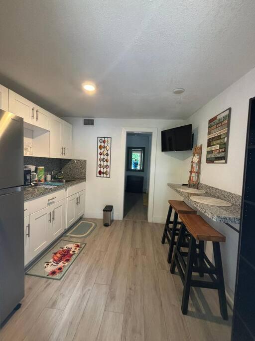 Quiet & Centrally Located House - Private Parking, Laundry And Storage For Luggage Holiday home Miami