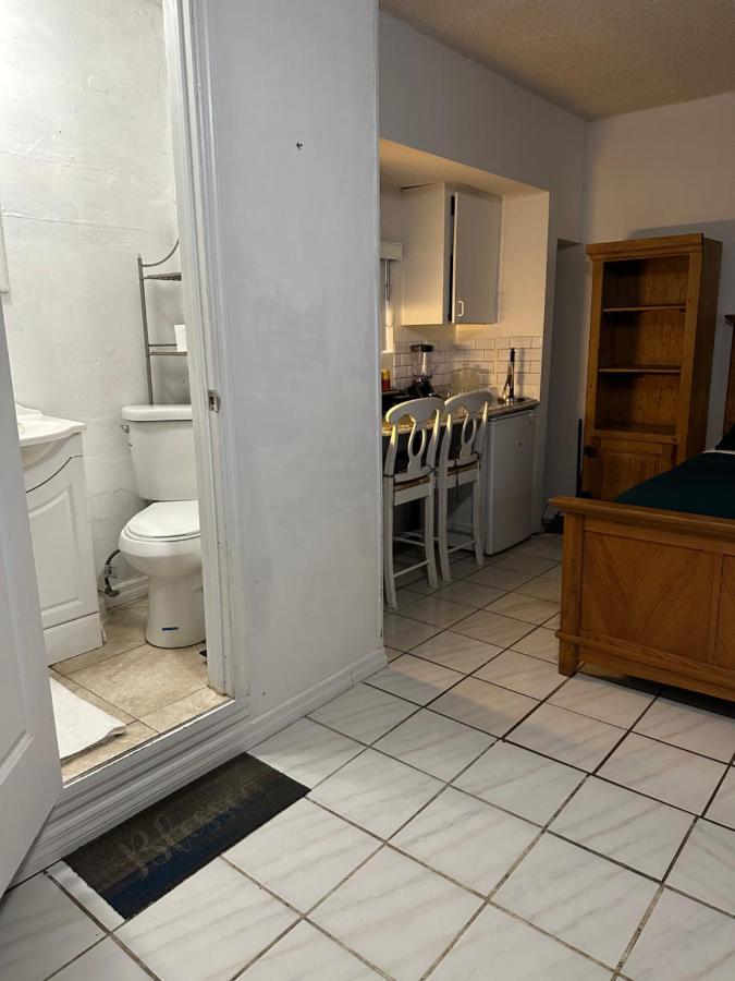 Cozy Queen Bed With 60 Inch Smart Tv, Netflix, Airplay, Mini-fridge, And 500 Mbps Wifi Near Fiu, Dolphin Mall, Airport
