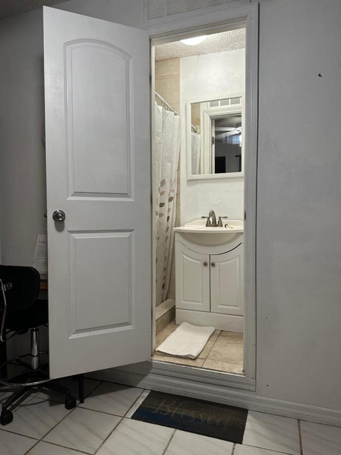 Cozy Queen Bed With 60 Inch Smart Tv, Netflix, Airplay, Mini-fridge, And 500 Mbps Wifi Near Fiu, Dolphin Mall, Airport