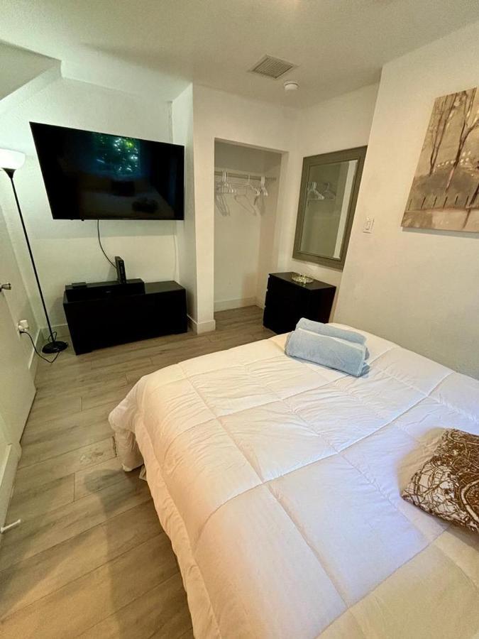 Holiday home Quiet & Centrally Located House - Private Parking, Laundry And Storage For Luggage *