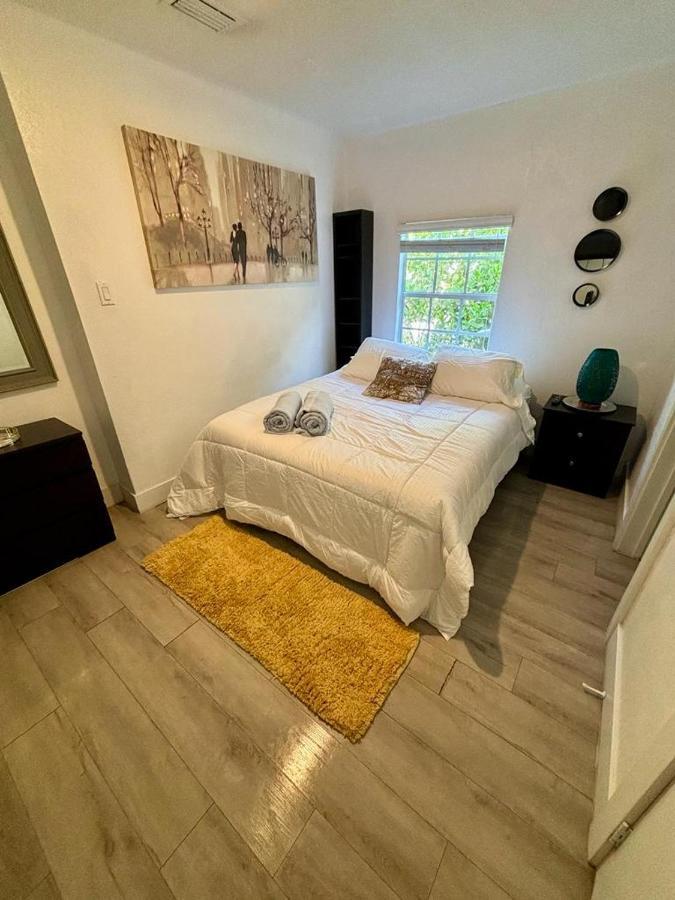 Quiet & Centrally Located House - Private Parking, Laundry And Storage For Luggage *