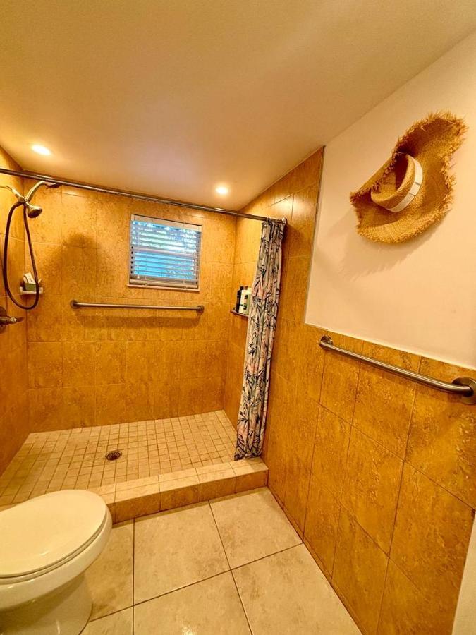 Quiet & Centrally Located House - Private Parking, Laundry And Storage For Luggage * Miami
