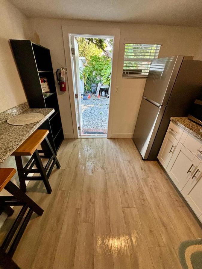 Quiet & Centrally Located House - Private Parking, Laundry And Storage For Luggage Holiday home *