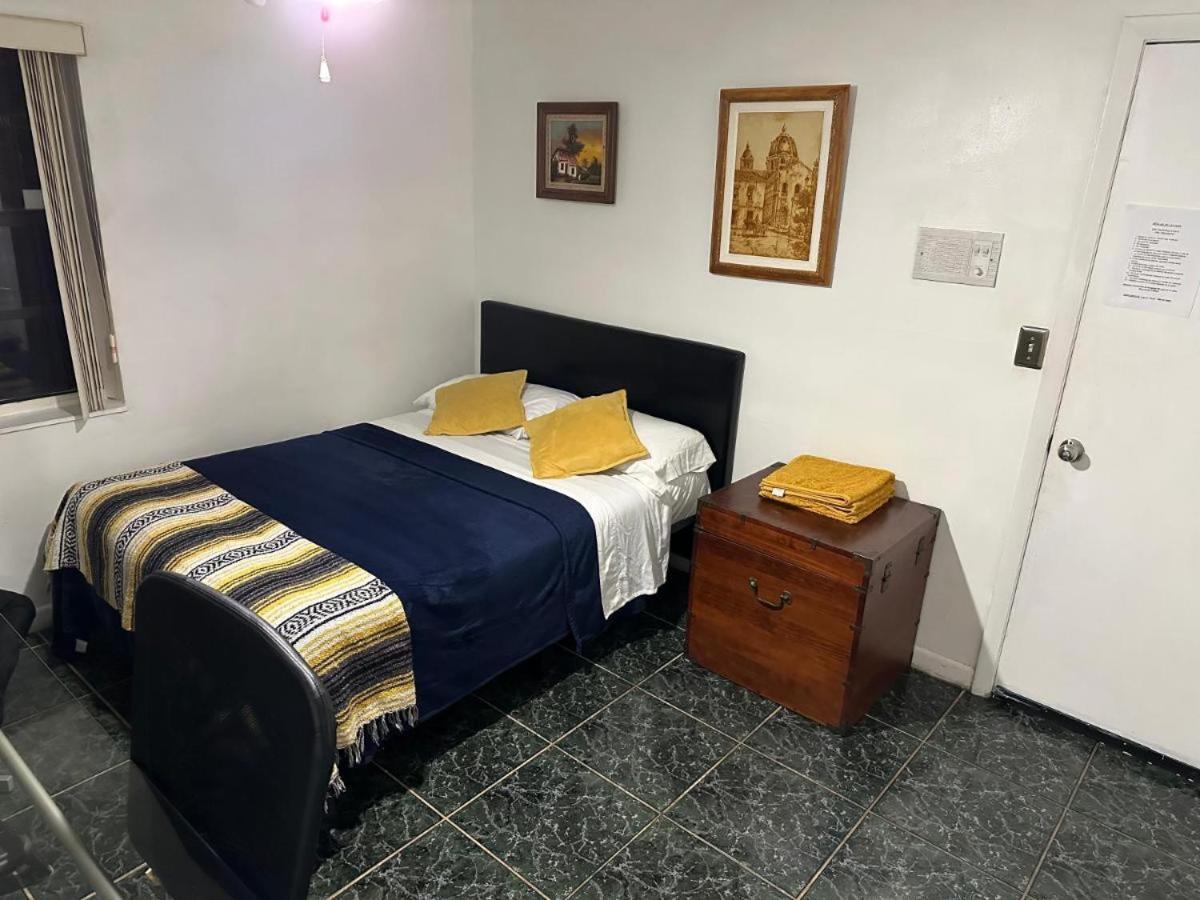 Snug Minimalist Full Bed With 50 Inch Smart Tv, Netflix, Airplay, Mini-fridge, And 500 Mbps Wifi Near Fiu, Dolphin Mall, Airport Homestay Miami