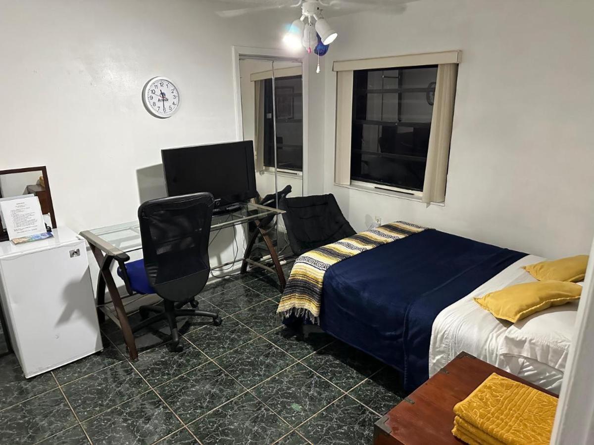 Snug Minimalist Full Bed With 50 Inch Smart Tv, Netflix, Airplay, Mini-fridge, And 500 Mbps Wifi Near Fiu, Dolphin Mall, Airport Miami