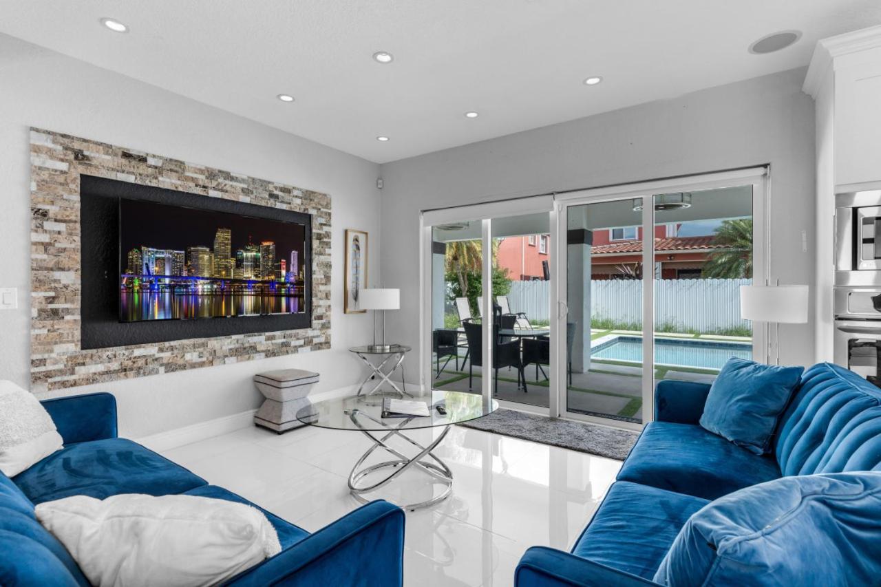 Prestigious With Pool Holiday home