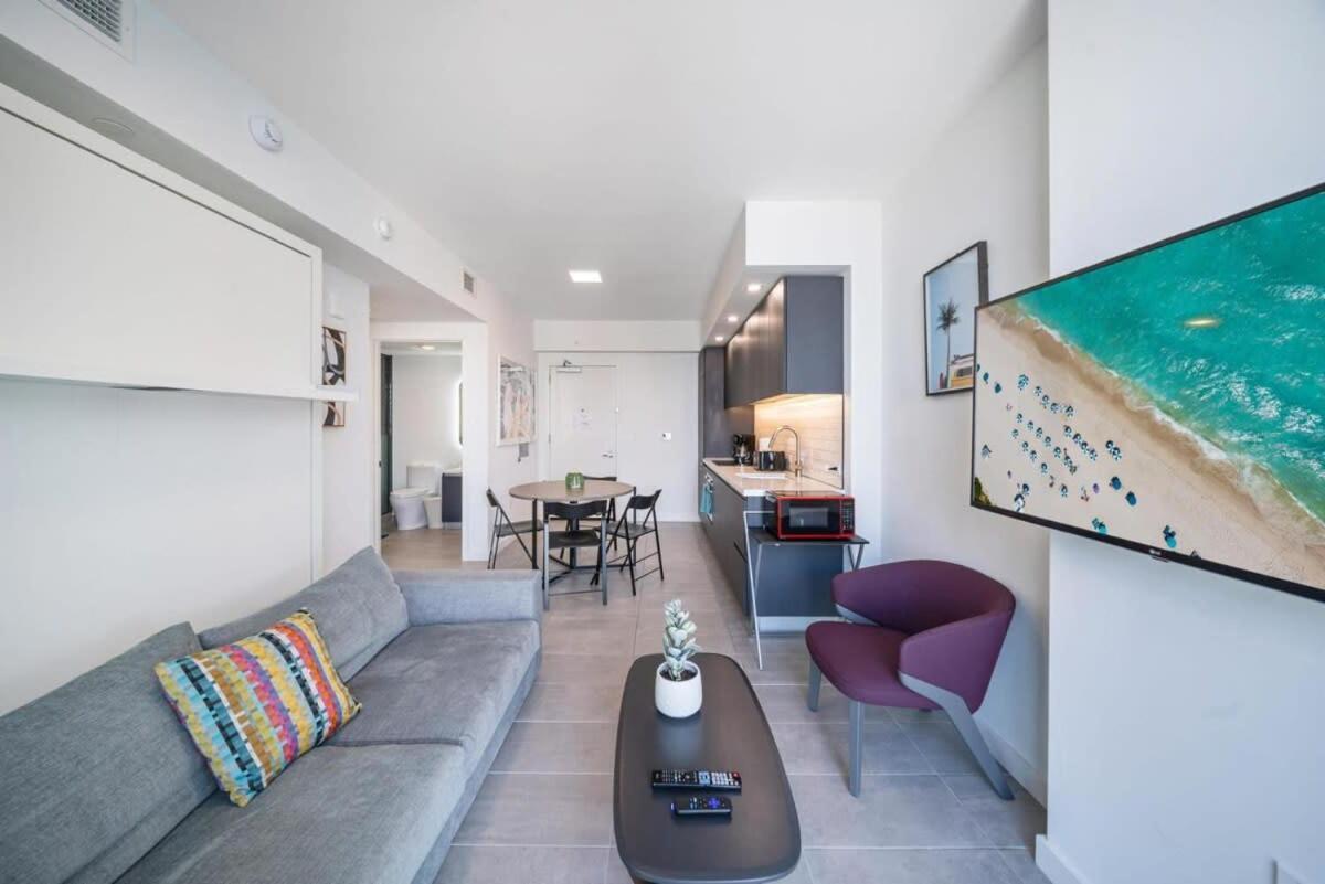 Sky-high 1 Bedroom Downtown Miami's Heart - Pool & Gym *