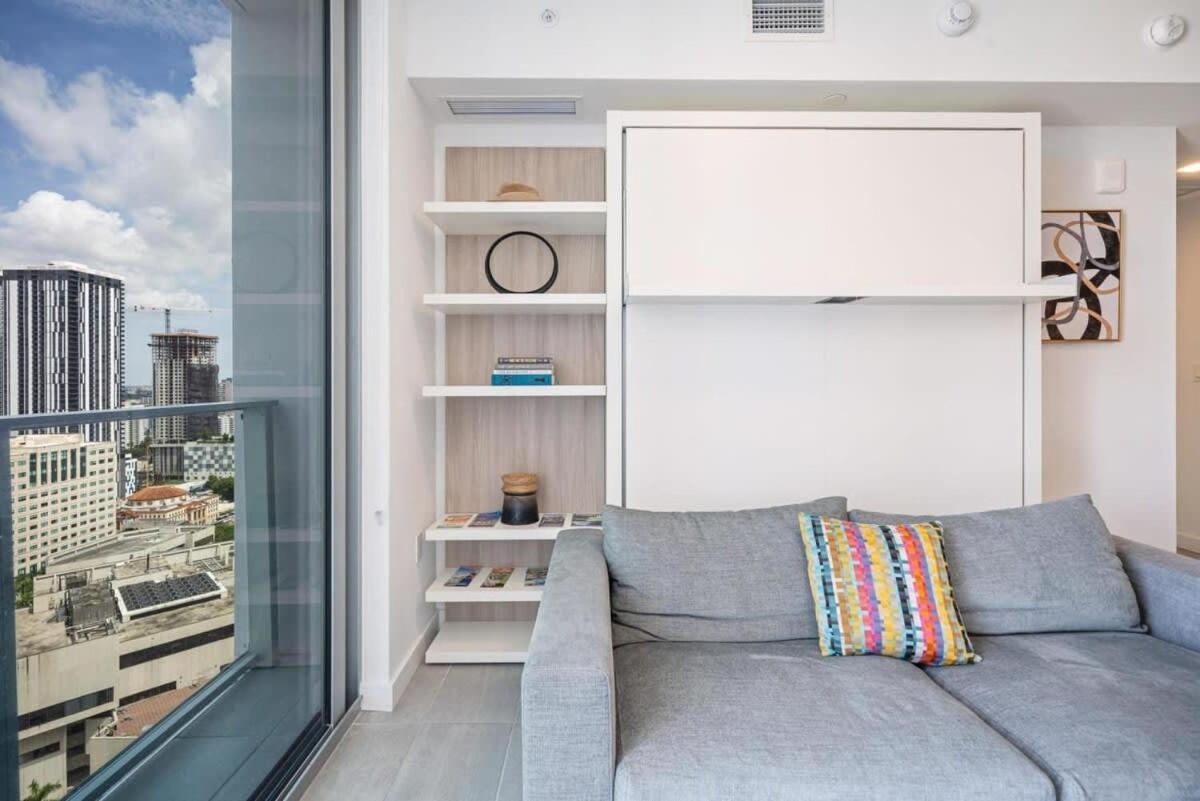 Sky-high 1 Bedroom Downtown Miami's Heart - Pool & Gym * Miami