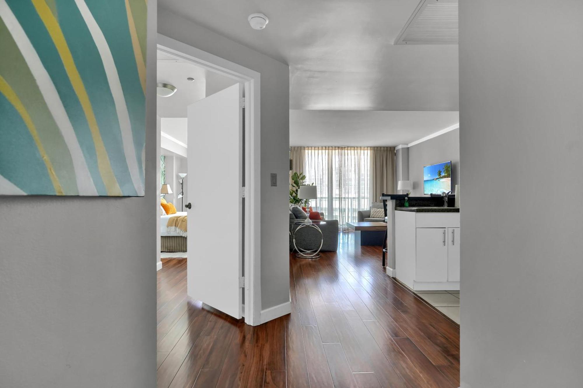 Spectacular Bay View 1 Bed 2 Baths In Grove *