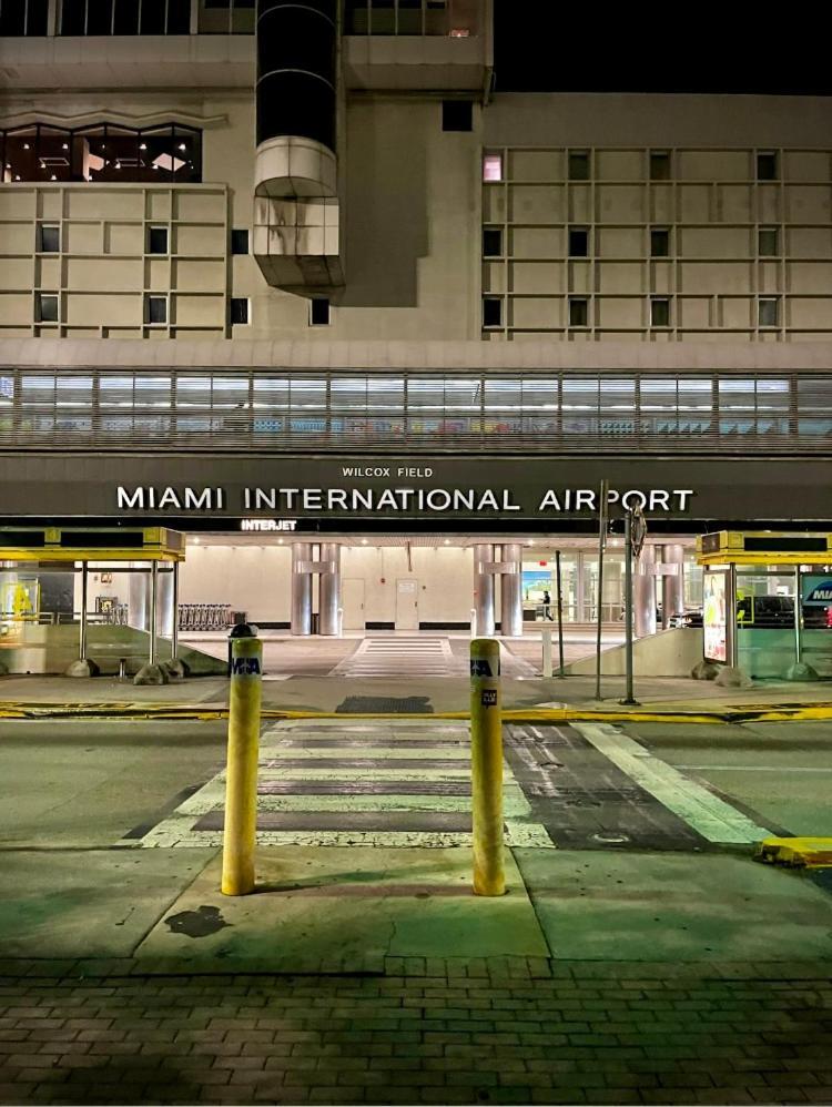 Private Close To Airport - Free Parking - 02 *