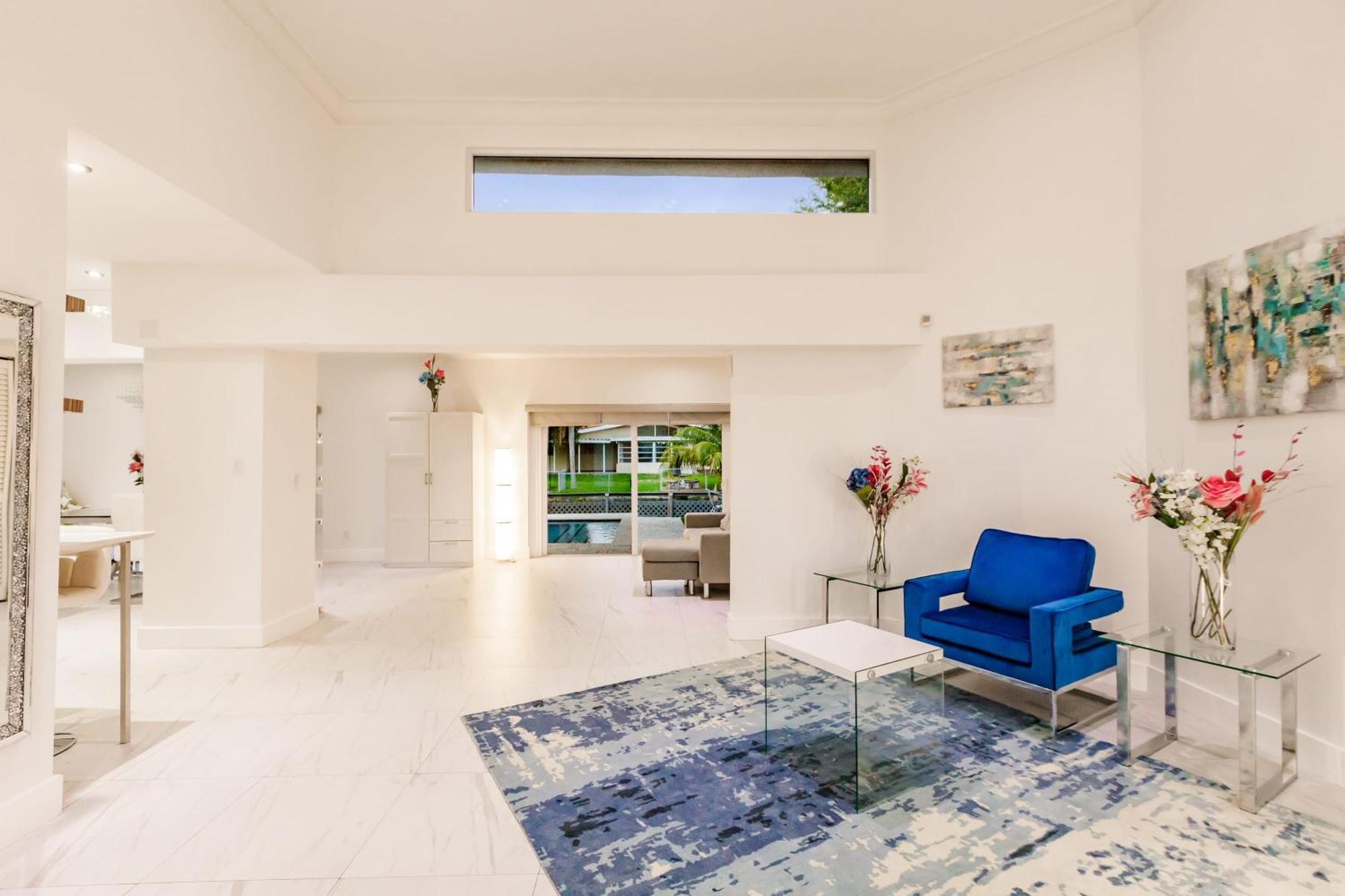 Holiday home Uhost Ai - Luxurious 5b W Pool & Lounge