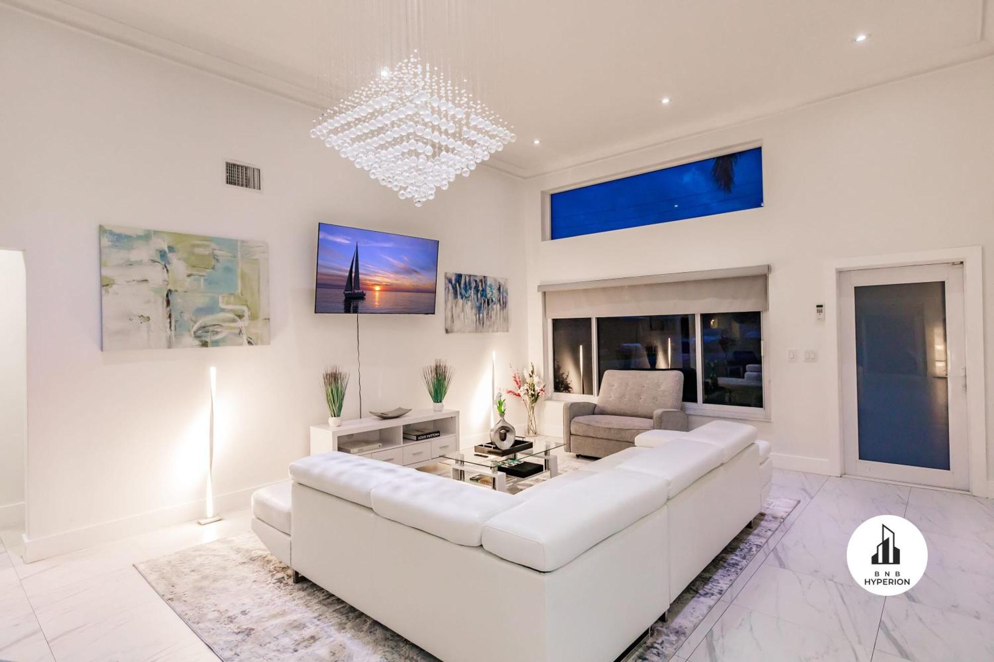 Uhost Ai - Luxurious 5b W Pool & Lounge Holiday home *