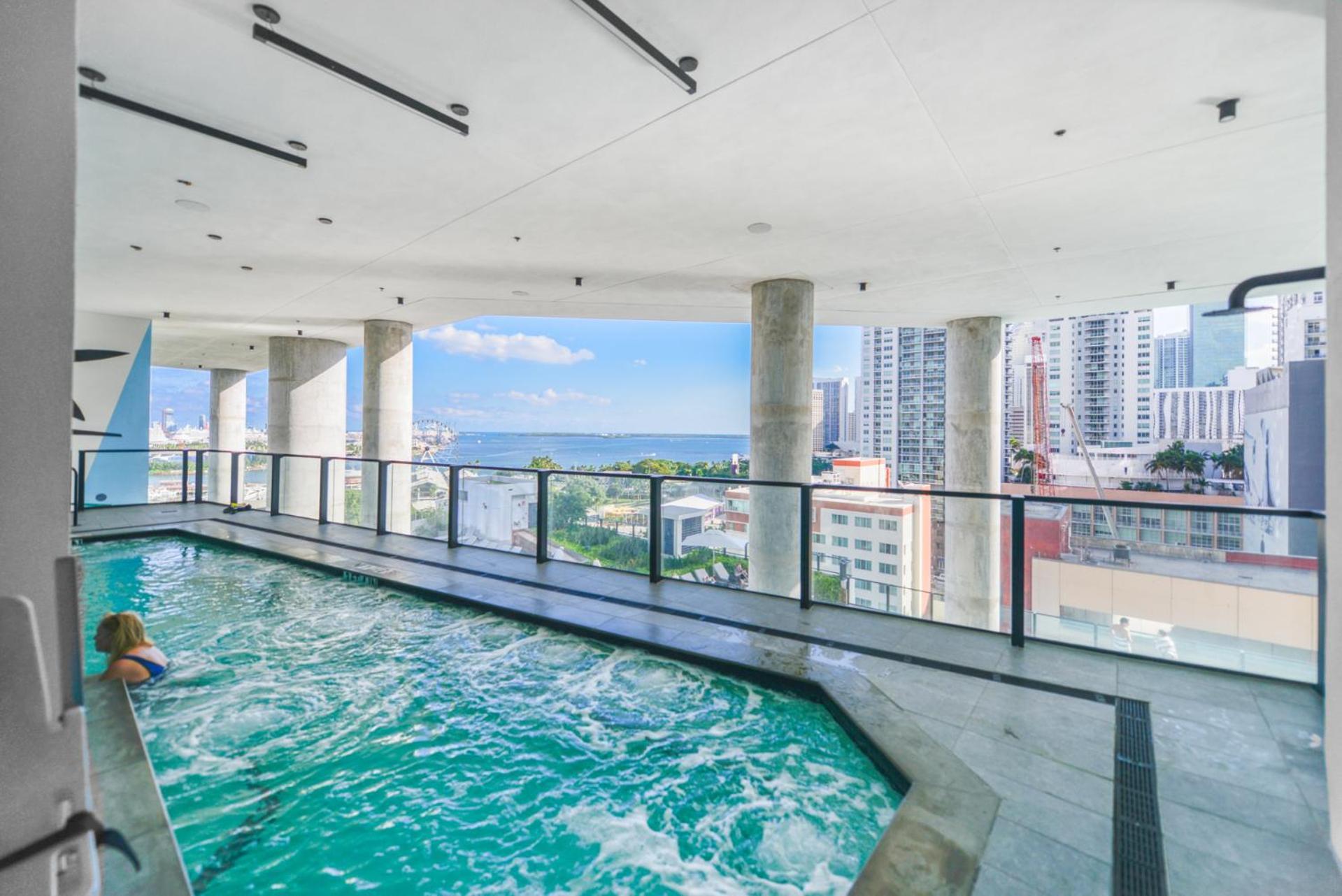 Apartment Luxury Studio Steps Away From Bayfront Park *