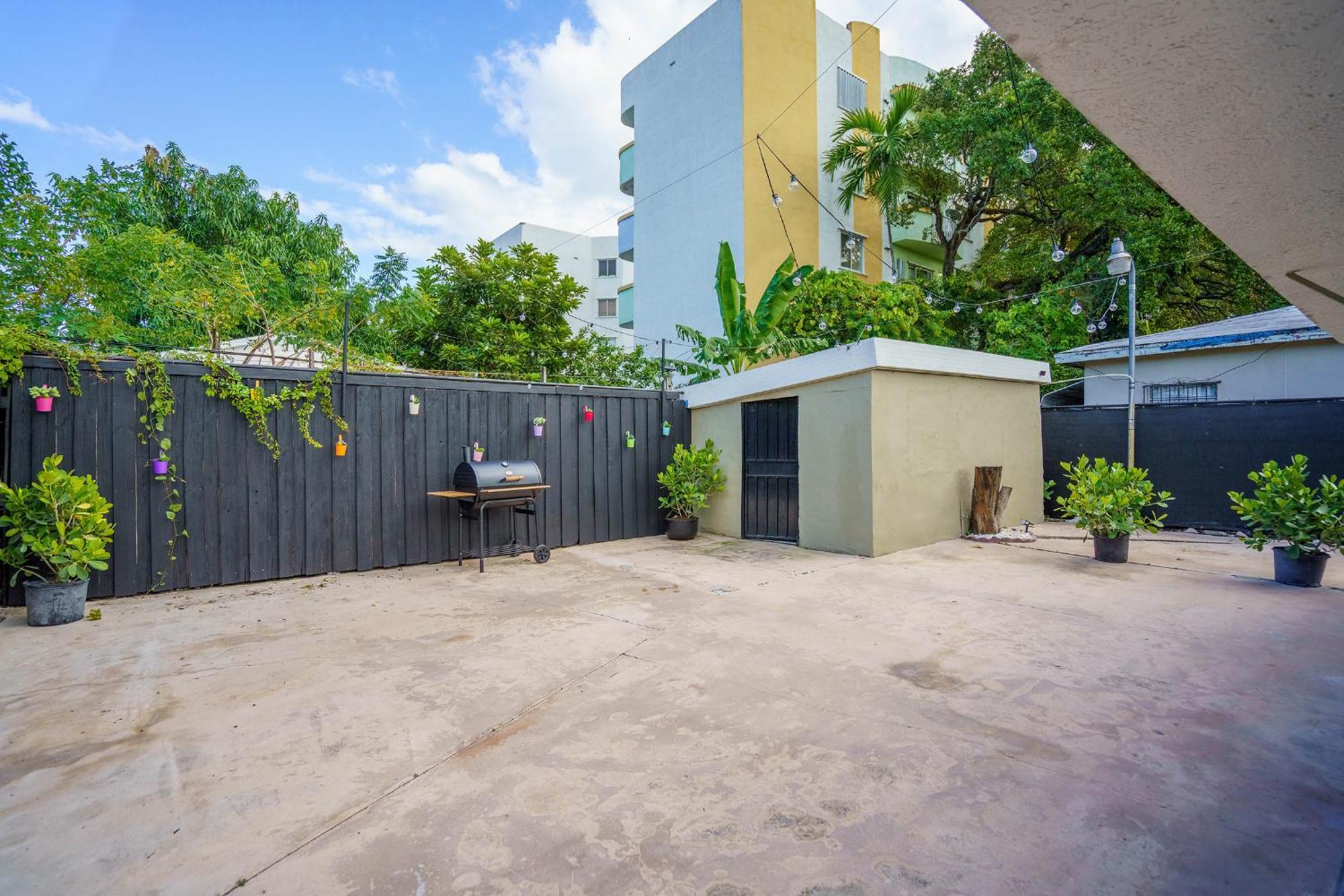 2 Bd W/ Private Parking, Private Yard & W/d *