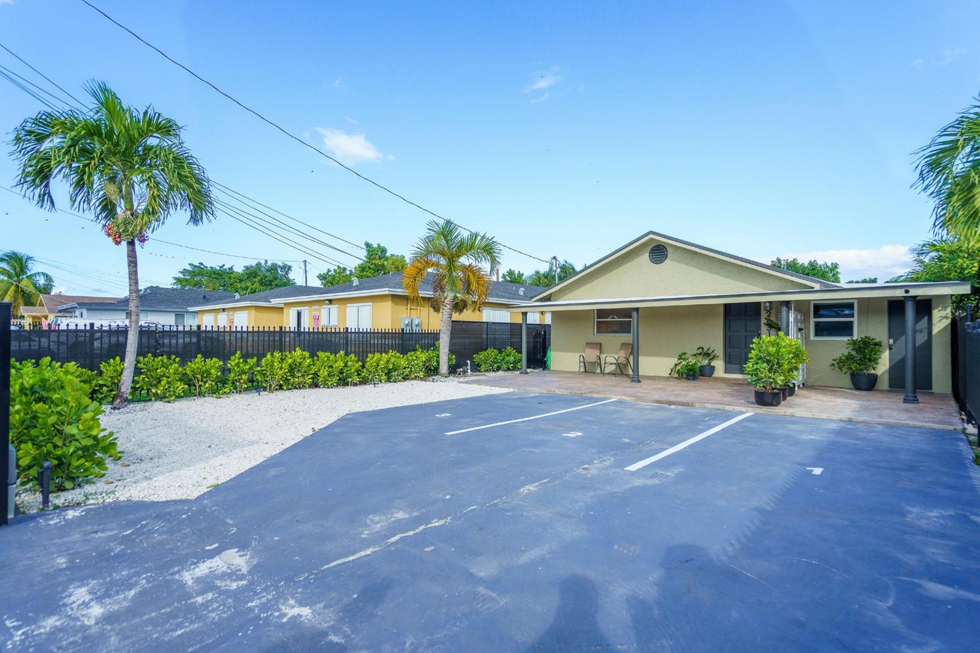 2 Bd W/ Private Parking, Private Yard & W/d