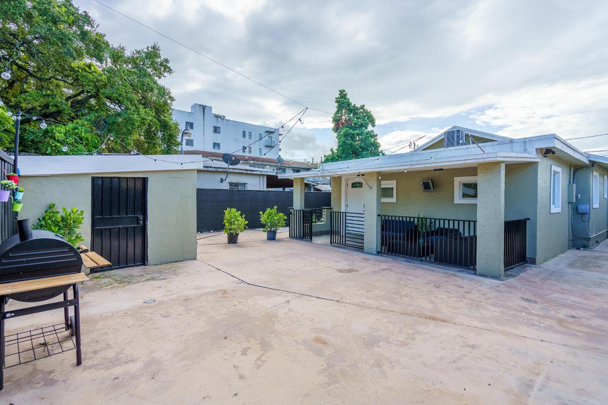 2 Bd W/ Private Parking, Private Yard & W/d Miami